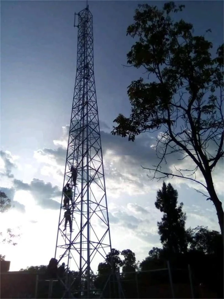 Torre Angular de Aço com 4/3 Pernas