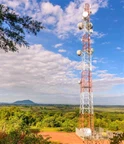 Como os postes de rádio se conectam à rede elétrica?